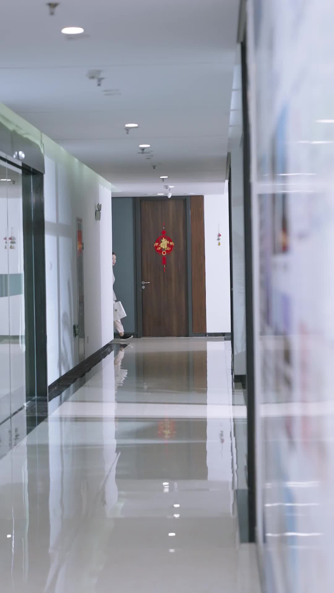 الحلقة 57 - تزوجت أغنى رجل وعمري خمسين